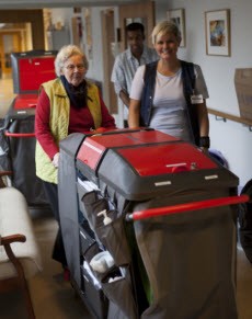 Beboer og plejere på Kollektivhusets Plejecenter i Esbjerg med deres nye Lean-plejevogn